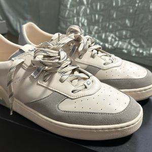 Chalk color men’s sneaker